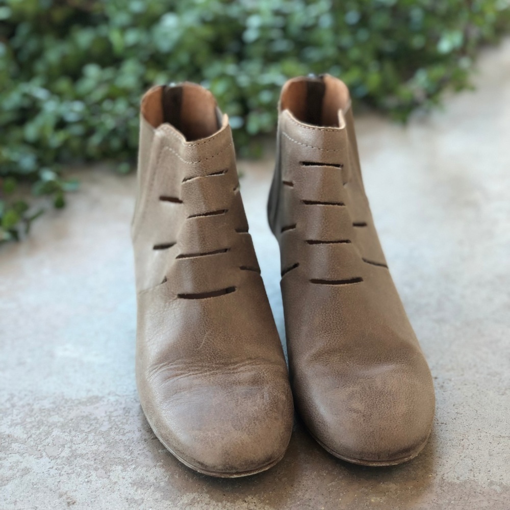 Aquatalia Freida Tan Leather Laser Cut Ankle Boots - Picture 2 of 5